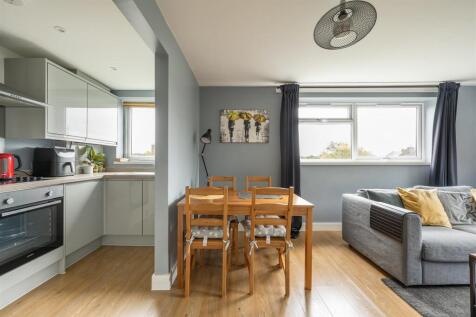 Lynwood Close, E18