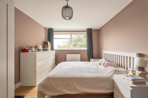 Lynwood Close, E18