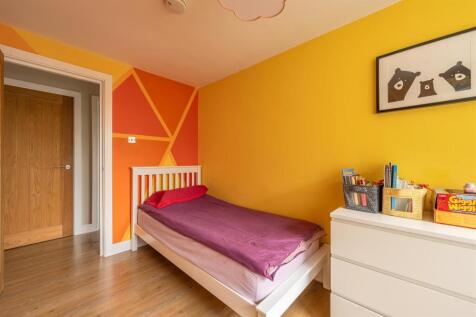 Lynwood Close, E18