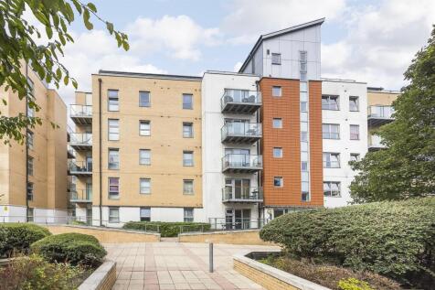 Queen Mary Avenue, E18