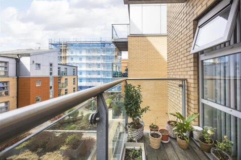 Queen Mary Avenue, E18