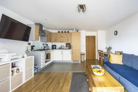 Queen Mary Avenue, E18