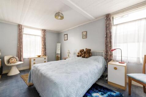 Chelmsford Road, E18