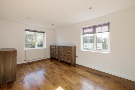 Hermitage Close, E18