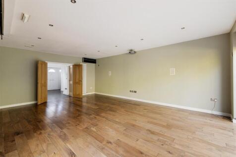 Hermitage Close, E18