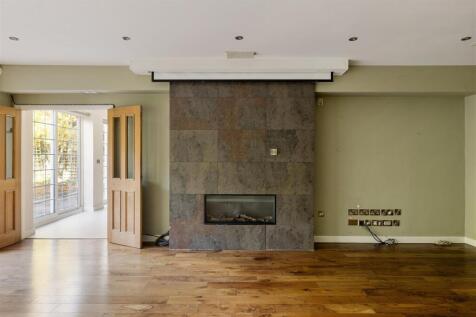 Hermitage Close, E18