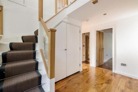 Hermitage Close, E18