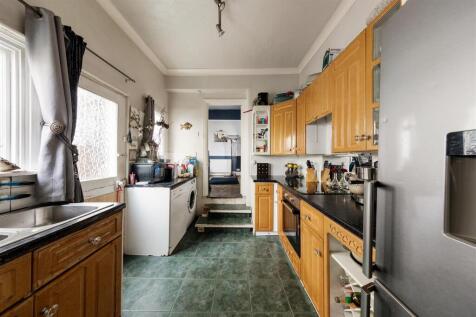 St. Albans Crescent, IG8