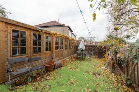 St. Albans Crescent, IG8