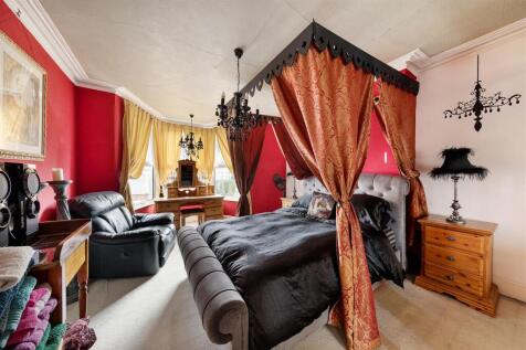 St. Albans Crescent, IG8