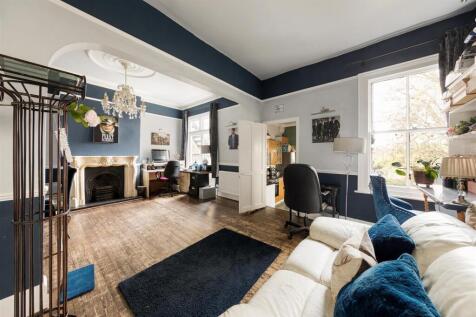 St. Albans Crescent, IG8