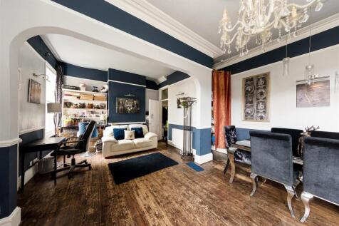 St. Albans Crescent, IG8