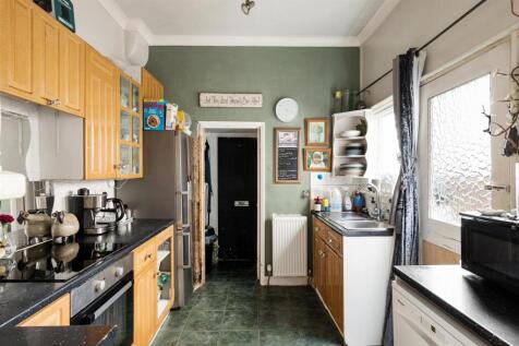 St. Albans Crescent, IG8