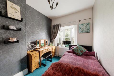 St. Albans Crescent, IG8