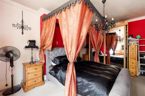 St. Albans Crescent, IG8