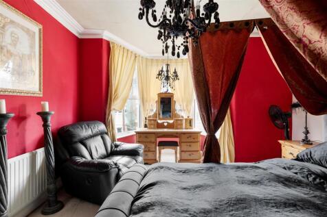 St. Albans Crescent, IG8