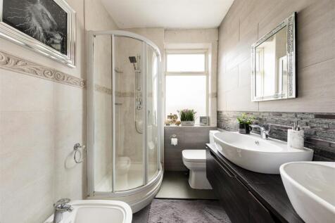 St. Albans Crescent, IG8