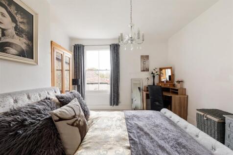 St. Albans Crescent, IG8