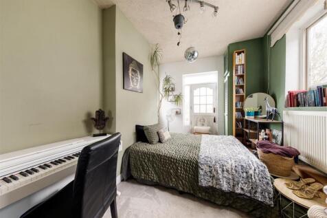 St. Albans Crescent, IG8