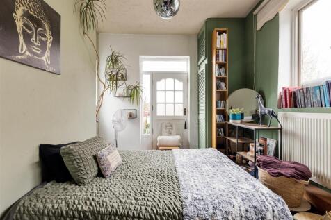 St. Albans Crescent, IG8