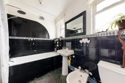 St. Albans Crescent, IG8