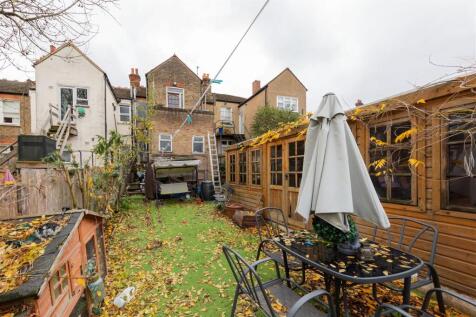 St. Albans Crescent, IG8