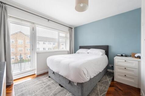 Snakes Lane West, IG8