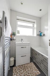 Snakes Lane West, IG8