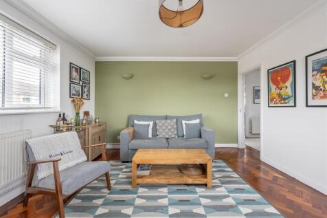 Snakes Lane West, IG8