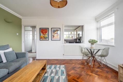 Snakes Lane West, IG8