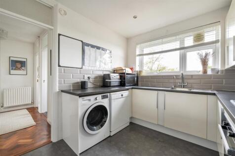 Snakes Lane West, IG8