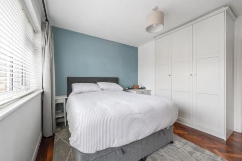 Snakes Lane West, IG8