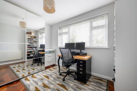 Snakes Lane West, IG8