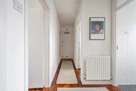 Snakes Lane West, IG8