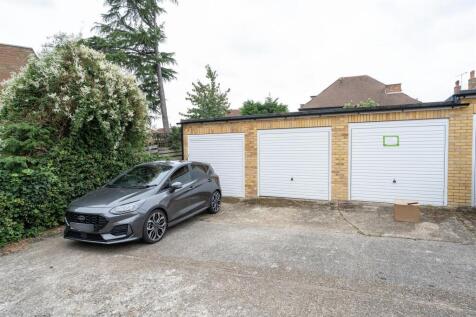 Snakes Lane West, IG8