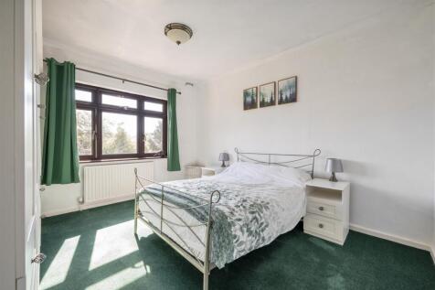 Sherwood Avenue, E18