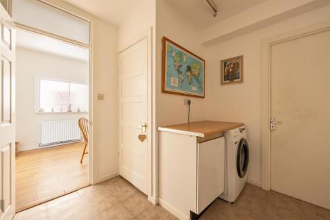 Sherwood Avenue, E18