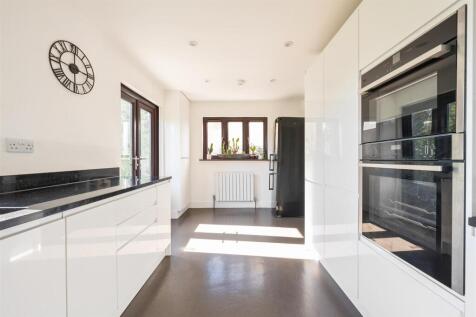 Sherwood Avenue, E18