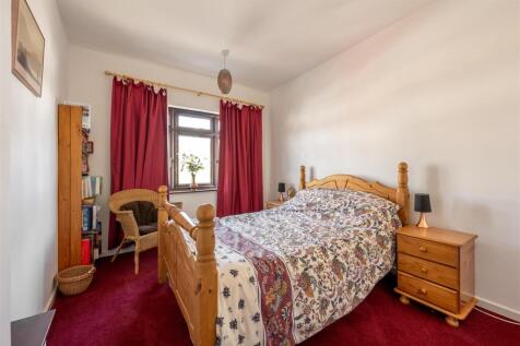 Sherwood Avenue, E18