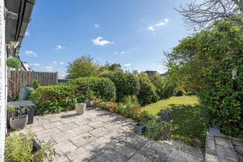 Sherwood Avenue, E18