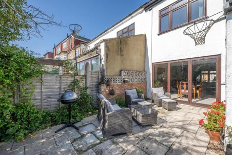 Sherwood Avenue, E18