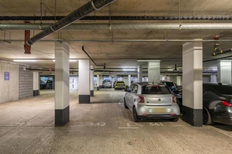 Queen Mary Avenue, E18