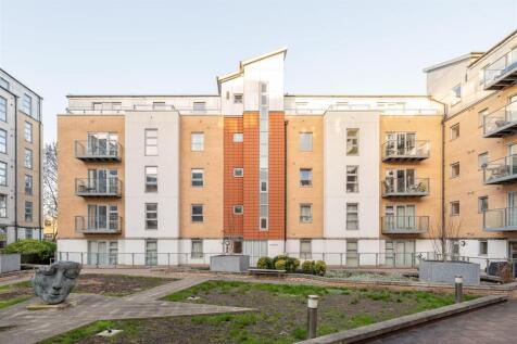 Queen Mary Avenue, E18