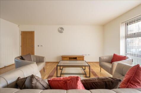 Queen Mary Avenue, E18