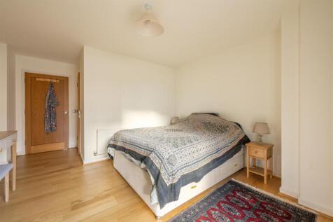 Queen Mary Avenue, E18