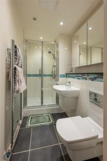 Queen Mary Avenue, E18