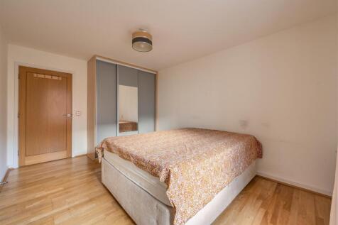 Queen Mary Avenue, E18