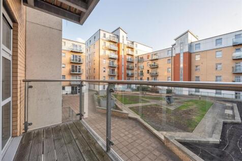 Queen Mary Avenue, E18