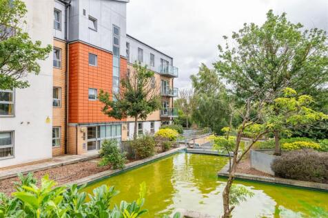 Queen Mary Avenue, E18