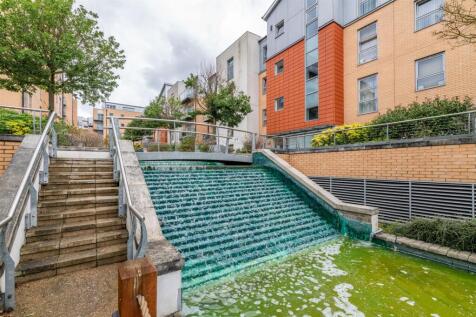 Queen Mary Avenue, E18